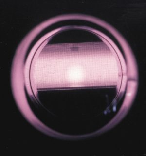 Vue d’un plasma d’Argon à travers le hublot du réacteur